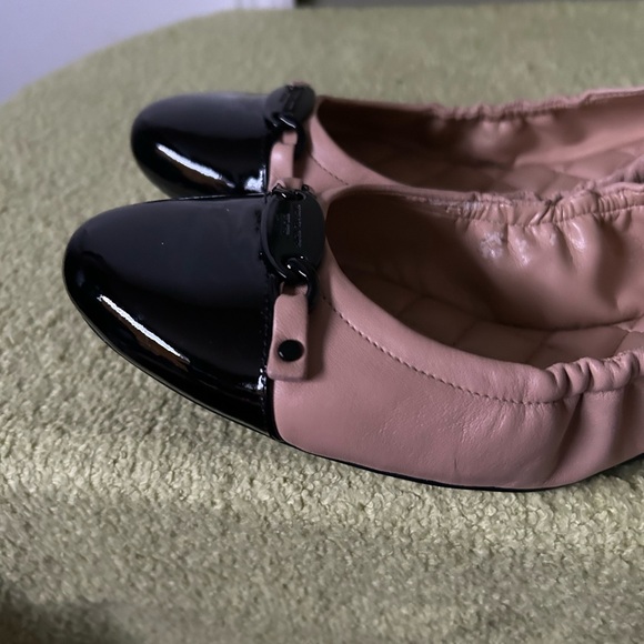 New Michael Kors Tan/Black Leather Cap Toe Logo Ballet Flats - Picture 3 of 13